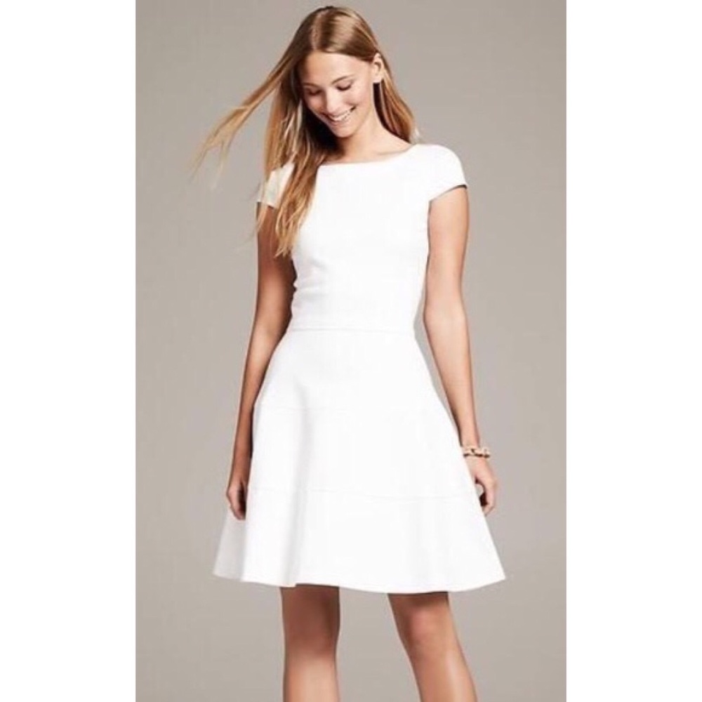Banana republic white seamed fit&flare dress. 00P